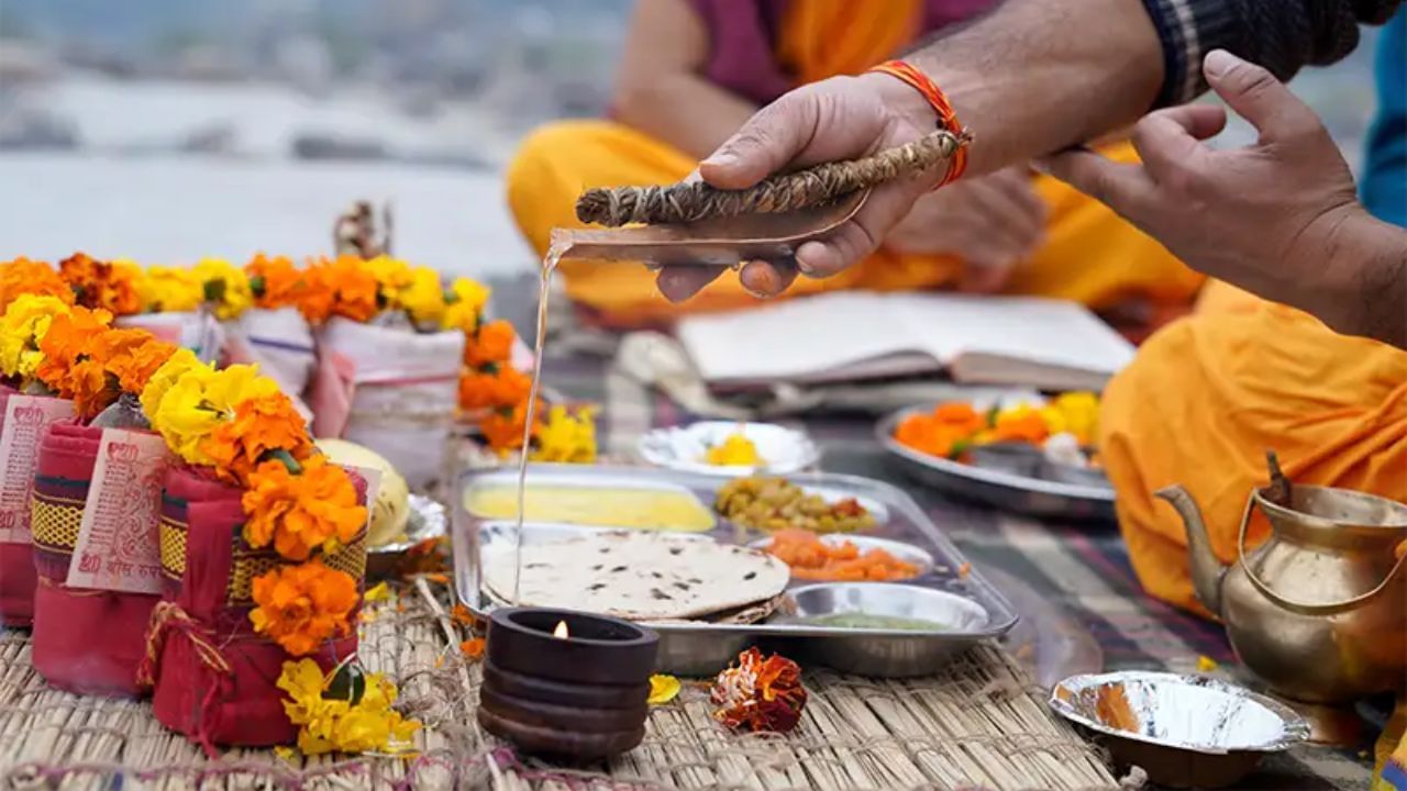 આ સમય દરમિયાન, ઘરમાં ફક્ત સાત્વિક ખોરાક જ બનાવવો જોઈએ અને માંસ, દારૂ અને કોઈપણ પ્રકારનો તામસિક ખોરાક ટાળવો જોઈએ.