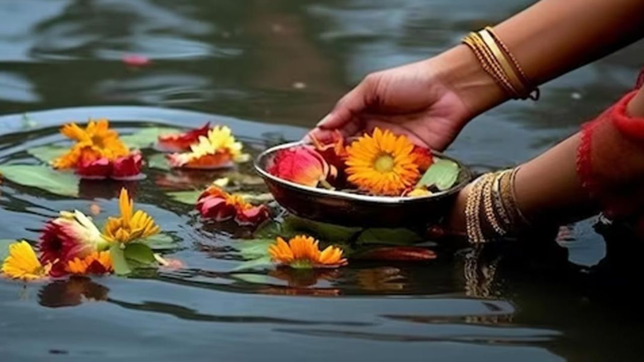 પવિત્ર સ્થળ - ગંગા ઘાટ વગેરે જેવા પવિત્ર સ્થાન પર શ્રાદ્ધ કર્મ કરવું વધુ ફળદાયી માનવામાં આવે છે.