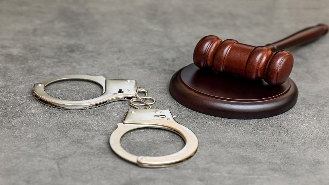 આ ઉપરાંત સુપ્રીમ કોર્ટે એવો પણ નિર્દેશ આપ્યો છે કે જો જામીન ઓર્ડરના સાત દિવસ પછી પણ કેદીને મુક્ત કરવામાં ન આવે, તો જેલ અધિક્ષકે જિલ્લા કાનૂની સેવા સત્તામંડળ (DLSA) ને જાણ કરવી પડશે. DLSA ખાતરી કરે છે કે પેરા-લીગલ સ્વયંસેવકો અથવા વકીલોની મદદથી યોગ્ય પ્રક્રિયાનું પાલન કરવામાં આવે. આ સિસ્ટમ માત્ર જામીનમાં વિલંબને અટકાવતી નથી પણ નકલી દસ્તાવેજોના ઉપયોગ પર પણ નજર રાખે છે.
