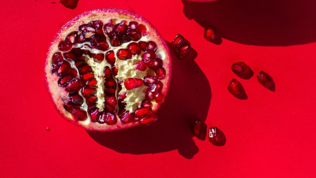 દાડમમાં જોવા મળતા પોલિફેનોલ્સ મગજ માટે ખૂબ ફાયદાકારક છે. તે મગજના કોષોને નુકસાનથી બચાવે છે અને યાદશક્તિ વધારવામાં મદદ કરે છે. ખાસ કરીને વધતી ઉંમરના લોકો માટે, દાડમનું સેવન અલ્ઝાઈમર જેવા રોગોનું જોખમ ઘટાડી શકે છે.