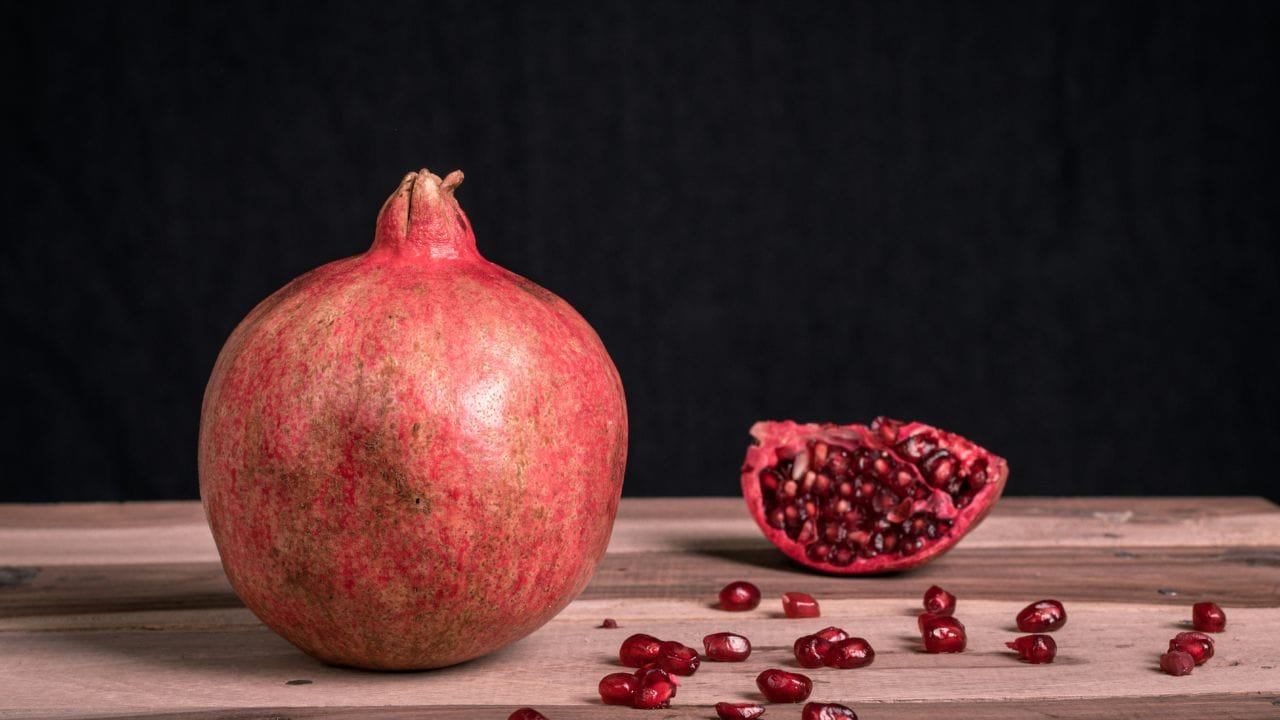 ઘણા અભ્યાસો દર્શાવે છે કે દાડમમાં કેન્સર વિરોધી ગુણધર્મો છે. તેમાં રહેલા કેટલાક ઉત્સેચકો કેન્સર કોષોના વિકાસને રોકવામાં મદદરૂપ થઈ શકે છે. ખાસ કરીને પ્રોસ્ટેટ અને સ્તન કેન્સરનું જોખમ ઘટાડવામાં દાડમ ખૂબ અસરકારક માનવામાં આવે છે.