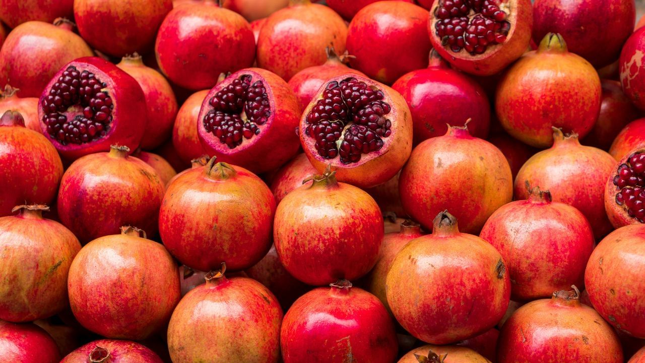 દાડમ ફાઇબરનો ઉત્તમ સ્ત્રોત છે. ફાઇબર પાચનને સરળ બનાવવામાં મદદ કરે છે. તે કબજિયાત જેવી સમસ્યાઓને દૂર રાખે છે અને પેટને સ્વસ્થ રાખે છે. જો તમને પાચન સંબંધી કોઈ સમસ્યા હોય, તો દાડમનું સેવન તમારા માટે ખૂબ ફાયદાકારક હોઈ શકે છે.