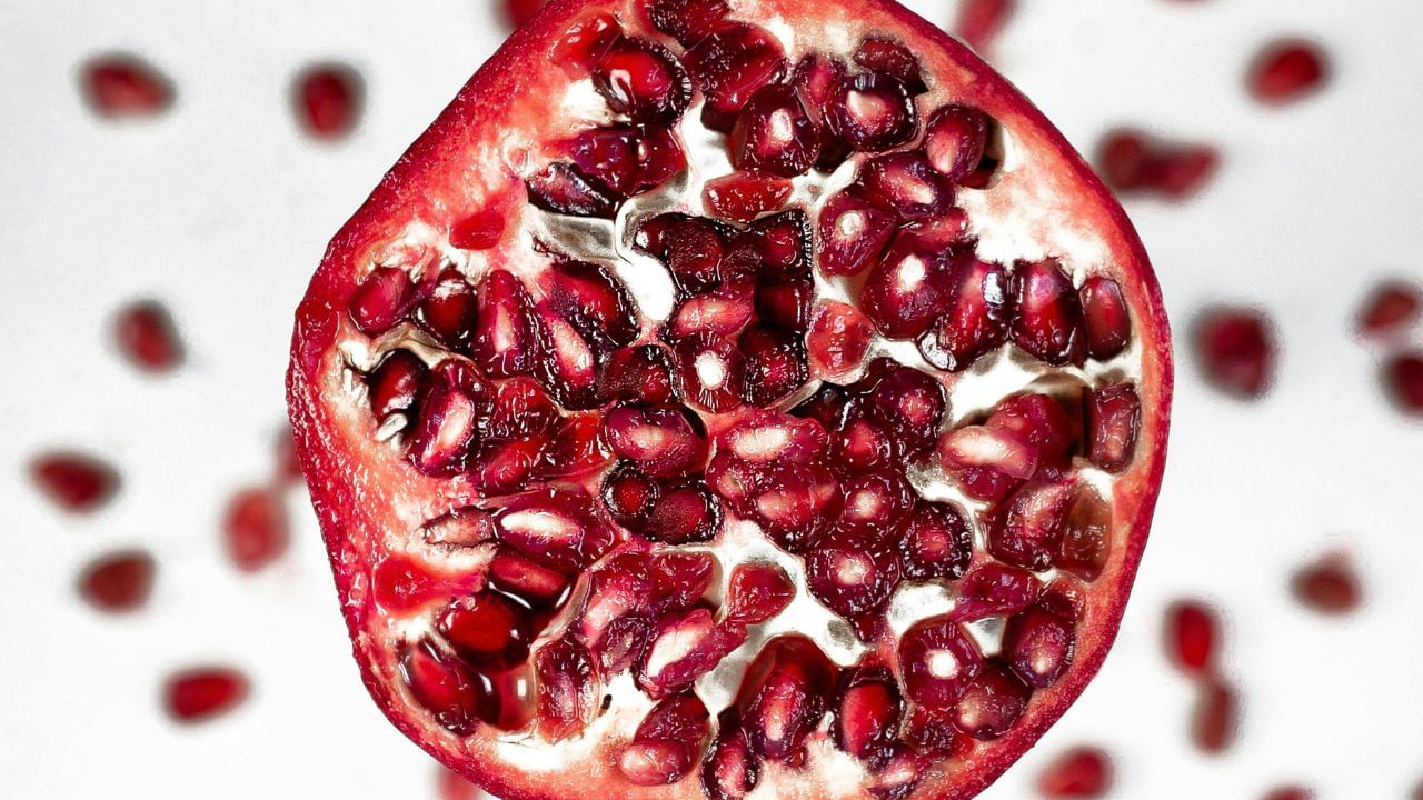 દાડમમાં આયર્નનો સારો સ્ત્રોત છે. જે લોકોને એનિમિયા એટલે કે લોહીની ઉણપ હોય તેમના માટે દાડમ ખૂબ ફાયદાકારક છે. તે શરીરમાં હિમોગ્લોબિનનું સ્તર વધારવામાં મદદ કરે છે અને નબળાઈ અને થાક દૂર કરે છે.