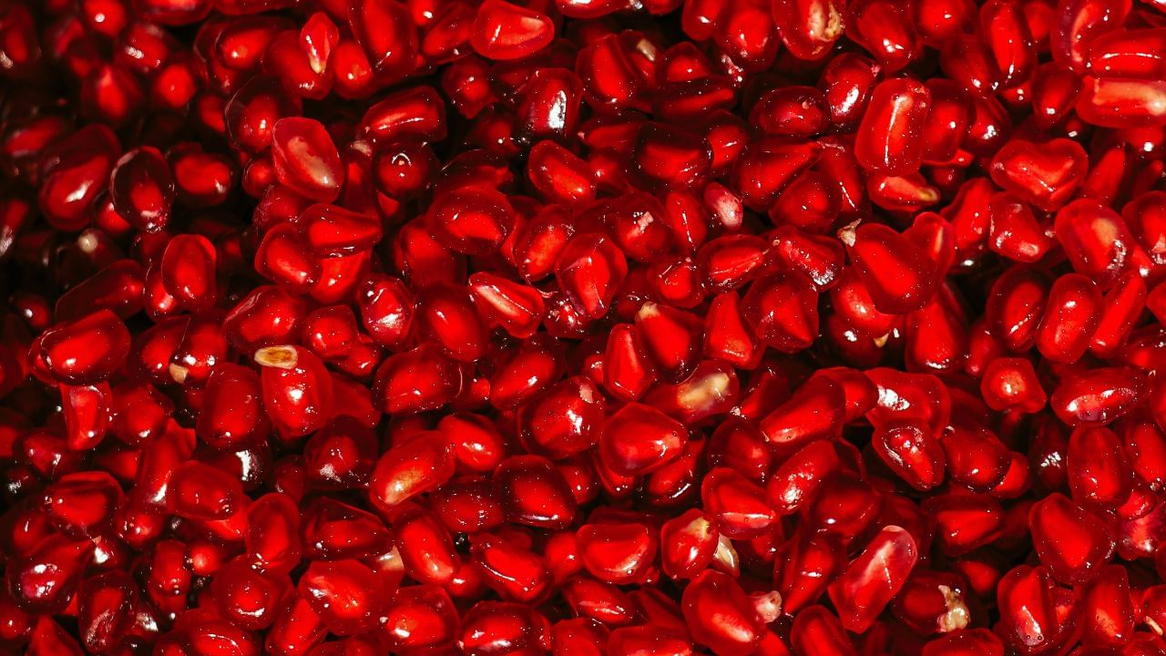  દાડમ વિટામિન-સી અને એન્ટીઑકિસડન્ટોથી ભરપૂર છે, જે ત્વચાને મુક્ત રેડિકલથી થતા નુકસાનથી બચાવે છે. દાડમનું નિયમિત સેવન તમારી ત્વચાને યુવાન અને ચમકદાર રાખવામાં મદદ કરે છે. તે કરચલીઓ અને વૃદ્ધત્વના સંકેતોને પણ ઘટાડી શકે છે.(નોંધ: આ લેખમાં આપેલા મુદ્દાઓ પ્રાથમિક માહિતીઓને આધારે તૈયાર કરવામાં આવ્યા છે. આરોગ્યને લાગતાં કોઈ પણ પ્રયોગ કે નિર્ણય લેતા પહેલા અનુભવી તબીબ અથવા જે તે વિષયના નિષ્ણાંતની સલાહ લેવી હિતાવહ છે.)