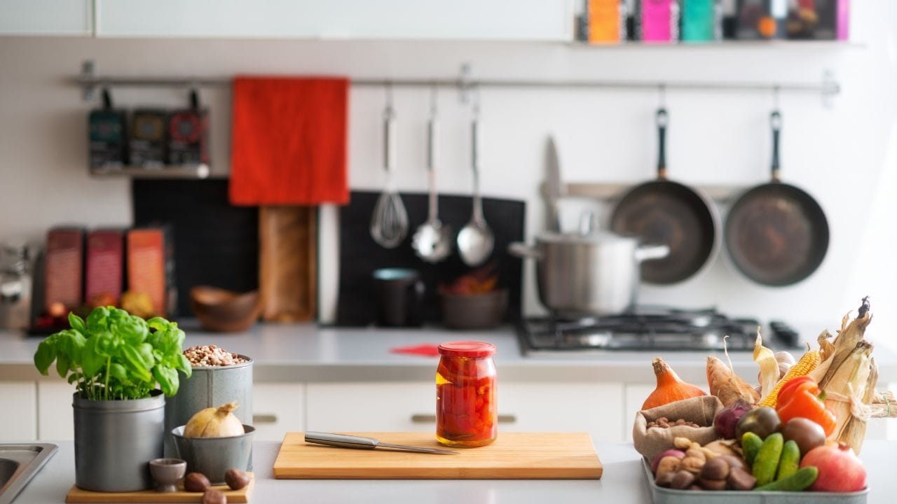 રસોડામાં રાખેલી વસ્તુઓ, જેમ કે વાસણો, મસાલા અને અનાજ, યોગ્ય જગ્યાએ હોવી જોઈએ. અવ્યવસ્થિત વસ્તુઓ ઊર્જાના પ્રવાહને અટકાવે છે, જે જીવનમાં સમસ્યાઓનું કારણ બની શકે છે.