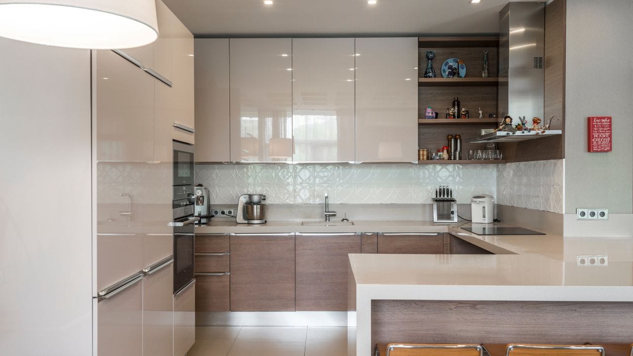 કુદરતી પ્રકાશ અને તાજી હવાનો પ્રવાહ રસોડામાં ઊર્જા સ્તર જાળવી રાખે છે. બંધ અને અંધારાવાળું રસોડું નકારાત્મક ઉર્જાનો સંગ્રહ કરી શકે છે, જેનાથી સ્વાસ્થ્ય સમસ્યાઓ થઈ શકે છે.