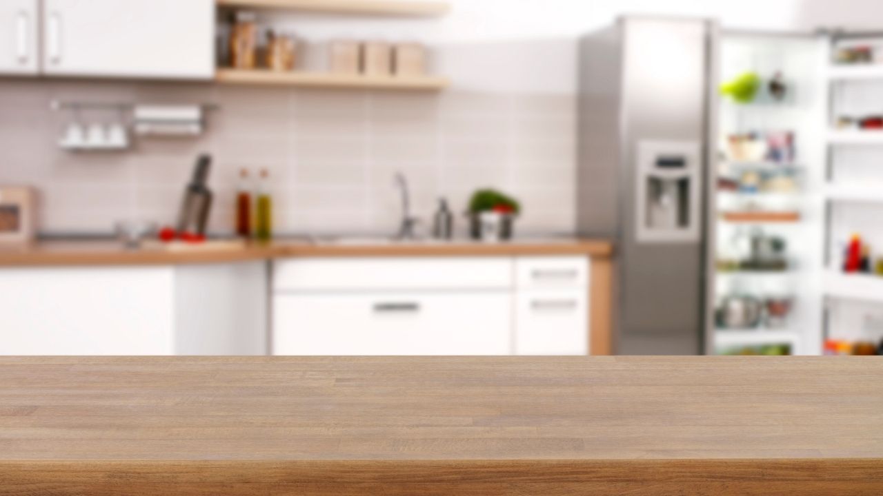 પાણી (સિંક) અને અગ્નિ (ગેસ સ્ટોવ) વિરોધી તત્વો છે. વાસ્તુ શાસ્ત્ર અનુસાર, આ બંનેને એકબીજાની નજીક રાખવાથી પરિવારના સભ્યો વચ્ચે તણાવ થઈ શકે છે. (નોંધ : અહીં આપવામાં આવેલી માહિતી ફક્ત આપની જાણકારી માટે છે.)