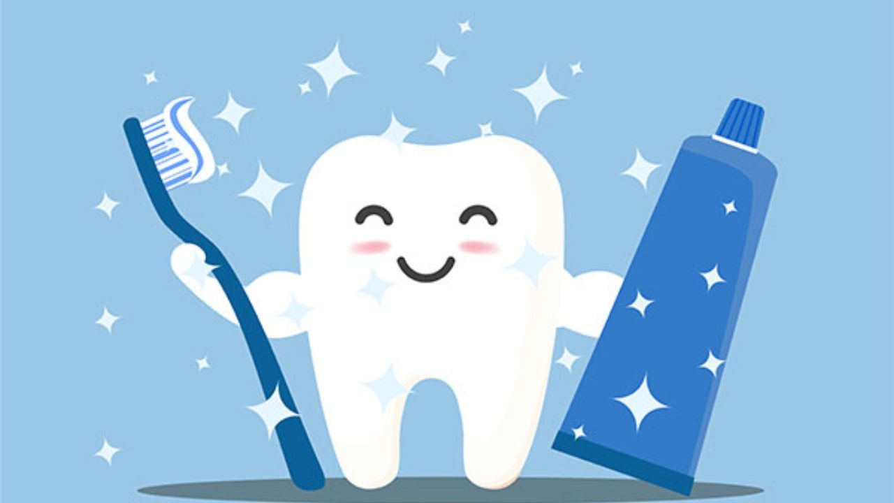 દાંત કાઢ્યા પછી કઈ બાબતો ધ્યાનમાં રાખવી?: યશોદા હોસ્પિટલના ઓરલ અને મેક્સિલોફેસિયલ સર્જન ડૉ. અનમોલ અગ્રવાલ સમજાવે છે કે દાંત કાઢ્યા પછી યોગ્ય કાળજી ઝડપી સ્વસ્થ થવામાં મદદ કરે છે. દાંત કાઢ્યા પછી થોડા સમય માટે હળવો રક્તસ્રાવ થવો સામાન્ય છે, તેથી રુ દબાવતા રહો.