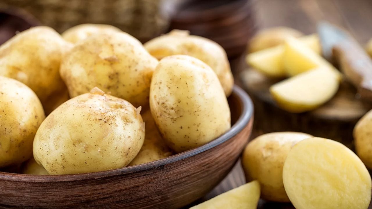 શું તે ખરેખર વજન ઘટાડે છે?: ઘણા લોકોએ આ આહારનું પાલન કર્યું છે. એવું કહેવાય છે કે પ્રખ્યાત જાદુગર પેન જિલેટે પ્રેસ્ટો! હાઉ આઈ મેડ ઓવર 100 પાઉન્ડ્સ ડિસપેયર નામનું પુસ્તક લખ્યું હતું, જેમાં તેમણે જણાવ્યું હતું કે તેમણે પહેલા 2 અઠવાડિયા સુધી ફક્ત સાદા બટાકા ખાધા અને લગભગ 18 પાઉન્ડ (લગભગ 8 કિલો) વજન ઘટાડ્યું. જોકે ઘણા લોકોએ દાવો કર્યો છે કે આ આહારથી તેમનું વજન ઓછું થયું છે, પરંતુ વૈજ્ઞાનિક સંશોધનમાં આ દાવાઓની પુષ્ટિ થઈ નથી.