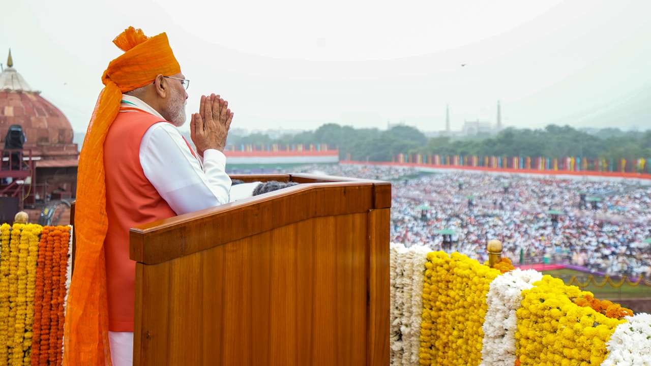 પ્રધાનમંત્રીએ યુવાનો માટે 1 લાખ કરોડ રૂપિયાની યોજનાની જાહેરાત કરી. PM મોદીએ PM વિકાસિત ભારત રોજગાર યોજનાનો પ્રારંભ કર્યો છે. આ યોજના હેઠળ, પહેલી નોકરી મળતાં જ, યુવાનોને 15,000 રૂપિયાનું પ્રોત્સાહન આપવામાં આવશે. આ માટે, યુવાનોએ ક્યાંય નોંધણી કરાવવાની જરૂર નથી. PF ખાતું ખુલતાની સાથે જ આ યોજના માટે પાત્ર બની જશો.
