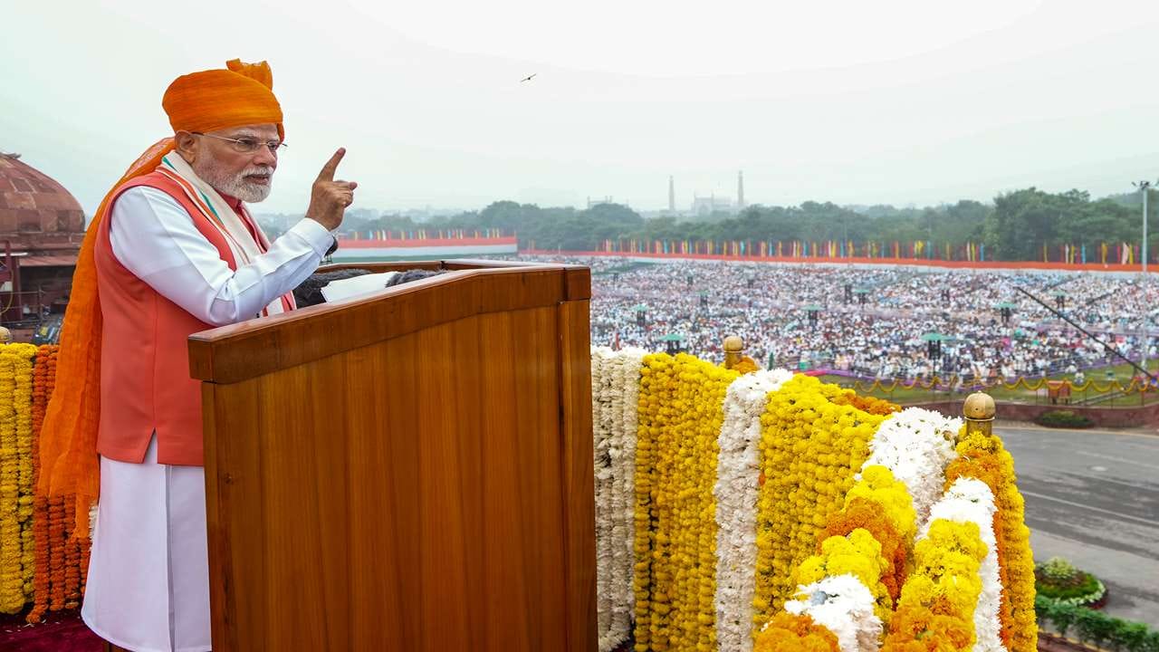 વડાપ્રધાન મોદીએ સેમિકન્ડક્ટર અંગે પણ એક મોટી જાહેરાત કરી છે. આ જાહેરાત મુજબ, ભારત વર્ષના અંત સુધીમાં તેની પહેલી મેડ ઇન ઇન્ડિયા ચિપ લોન્ચ કરશે. પીએમએ કહ્યું કે આજે આપણે મિશન મોડમાં સેમિકન્ડક્ટરના લક્ષ્યને અનુસરી રહ્યા છીએ. ભારતના લોકો દ્વારા બનાવેલી ચિપ્સ ભારતીય બજારમાં આવશે.