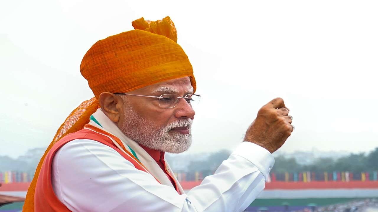 વડાપ્રધાન મોદીએ GST સુધારા યોજના લાવવાની વાત કરી છે. PM મોદીએ કહ્યું કે આ દિવાળીએ એક મોટી ભેટ મળવાની છે. GST આવ્યાને 8 વર્ષ થઈ ગયા છે. અમે તેની સમીક્ષા કરી છે. અમે તેમાં સુધારા કરીને કરવેરા સરળ બનાવ્યા છે. અમે આગામી પેઢીના GST સુધારા લાવી રહ્યા છીએ. અમે સામાન્ય લોકો માટે કર ઘટાડીશું, રોજિંદા વપરાશની વસ્તુઓ સસ્તી થશે, લોકોને ઘણો ફાયદો થશે.