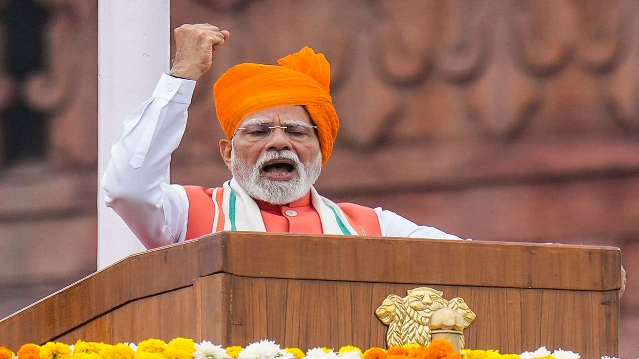 વડાપ્રધાન નરેન્દ્ર મોદીએ ભારતના ટેકનિકલ અને ઉર્જા ક્ષેત્રોમાં આત્મનિર્ભરતા તરફ મહત્વપૂર્ણ જાહેરાતો કરી છે. તેમણે કહ્યું કે વર્ષ 2047 સુધીમાં, ભારતની પરમાણુ ક્ષમતા બમણી થઈ જશે. પરમાણુ ઉર્જા ક્ષેત્રમાં પણ મોટા સુધારાઓની જાહેરાત કરવામાં આવી હતી, જેમાં 10 નવા પરમાણુ રિએક્ટરનું નિર્માણ અને આ ક્ષેત્રને ખાનગી ક્ષેત્ર માટે ખોલવાનો સમાવેશ થાય છે. તેમણે 2047 સુધીમાં પરમાણુ ઉર્જા ક્ષમતા 10 ગણીથી વધુ વધારવાનું લક્ષ્ય રાખ્યું છે.