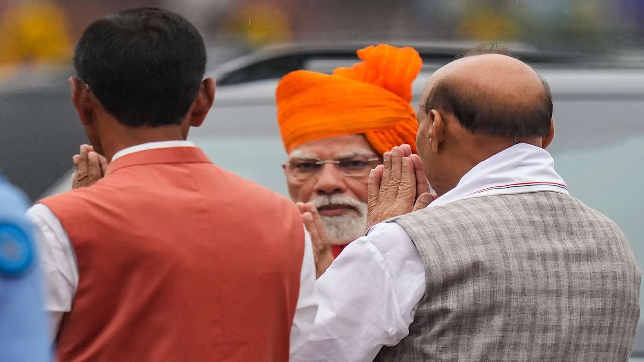 PM મોદીએ દેશમાં થઈ રહેલી ઘૂસણખોરી પર કડક વલણ અપનાવ્યું છે. આ ઘૂસણખોરીને કારણે અહીંના લોકોની આજીવિકા છીનવાઈ રહી છે. આ કોઈપણ સંજોગોમાં ઘૂસણખોરીને સહન કરવામાં આવશે નહીં. પીએમએ તેને દેશ માટે ખતરો ગણાવ્યો છે, તેથી જ તેમણે હાઇ-પાવર્ડ ડેમોગ્રાફી મિશન શરૂ કરવાની જાહેરાત કરી છે. આ અંતર્ગત, દેશની એકતા, અખંડિતતા અને નાગરિકોના અધિકારો સુનિશ્ચિત કરવામાં આવશે.