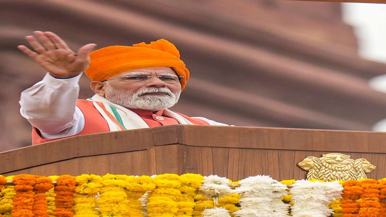 વડાપ્રધાનએ કહ્યું કે, જે રીતે આપણે કોવિડ દરમિયાન રસીઓ બનાવી અને ડિજિટલ ચુકવણી માટે UPIનો ઉપયોગ કર્યો. તે જ રીતે, આપણે આપણા જેટ એન્જિન પણ બનાવવા જોઈએ. તેમણે વિદ્યાર્થીઓને આવું કાર્ય કરવાની અપીલ કરી છે. તેમણે કહ્યું કે જો ઉત્પાદન વિશે વિચારતા યુવાનો સરકારી નિયમોમાં ફેરફાર ઇચ્છે છે, તો મને જણાવો. મિત્રો, આજે રાષ્ટ્રીય ઉત્પાદન મિશન પર ઝડપથી કામ ચાલી રહ્યું છે.
