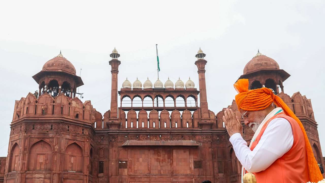 વડાપ્રધાન મોદીએ કહ્યું કે ભારતના બજેટનો મોટો ભાગ હજુ પણ પેટ્રોલ, ડીઝલ અને ગેસની આયાતમાં જાય છે. 79મા સ્વતંત્રતા દિવસ નિમિત્તે લાલ કિલ્લાના પ્રાચીર પરથી પોતાના સંબોધનમાં તેમણે એમ પણ કહ્યું કે રાષ્ટ્રીય ડીપવોટર એક્સપ્લોરેશન મિશન શરૂ કરવામાં આવી રહ્યું છે. આ સાથે, સૌર ઉર્જા, હાઇડ્રોજન, હાઇડ્રો અને પરમાણુ ઉર્જામાં પણ મોટા વિસ્તરણની યોજના બનાવવામાં આવી છે