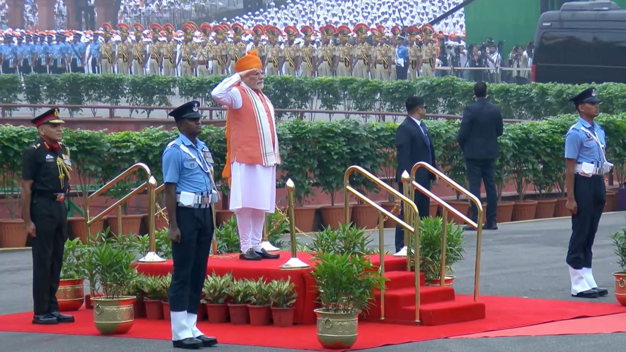 આ યોજના માટે કેવી રીતે અરજી કરવી?: પીએમ મોદી દ્વારા શરૂ કરાયેલી આ યોજના માટે તમારે અરજી કરવાની જરૂર નથી. કંપનીમાં નોકરી મળતાની સાથે જ અથવા તમારું PF ખાતું ખુલતાની સાથે જ તમે આ યોજના માટે પાત્ર બનશો. આ યોજનાનો પહેલો હપ્તો અથવા રકમ નોકરી મળ્યાના 6 મહિના પછી તમને આપવામાં આવશે. જે સીધી તમારા ખાતામાં આવશે.
