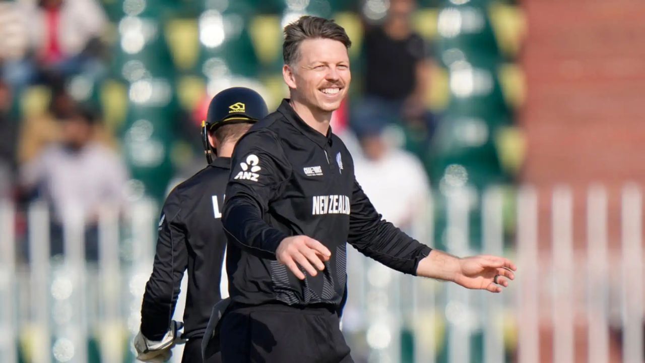 ન્યુઝીલેન્ડનો ઓલરાઉન્ડર માઈકલ બ્રેસવેલ CSKમાં અશ્વિનનું સ્થાન લઈ શકે છે. અશ્વિનની જેમ, બ્રેસવેલ બેટિંગની સાથે બોલિંગમાં પણ મહત્વપૂર્ણ ભૂમિકા ભજવી શકે છે. તે નીચલા ક્રમમાં બેટિંગ કરે છે અને IPLમાં RCB માટે 5 મેચમાં છ વિકેટ અને 123.40ના સ્ટ્રાઈક રેટથી 58 રન બનાવી ચૂક્યો છે.