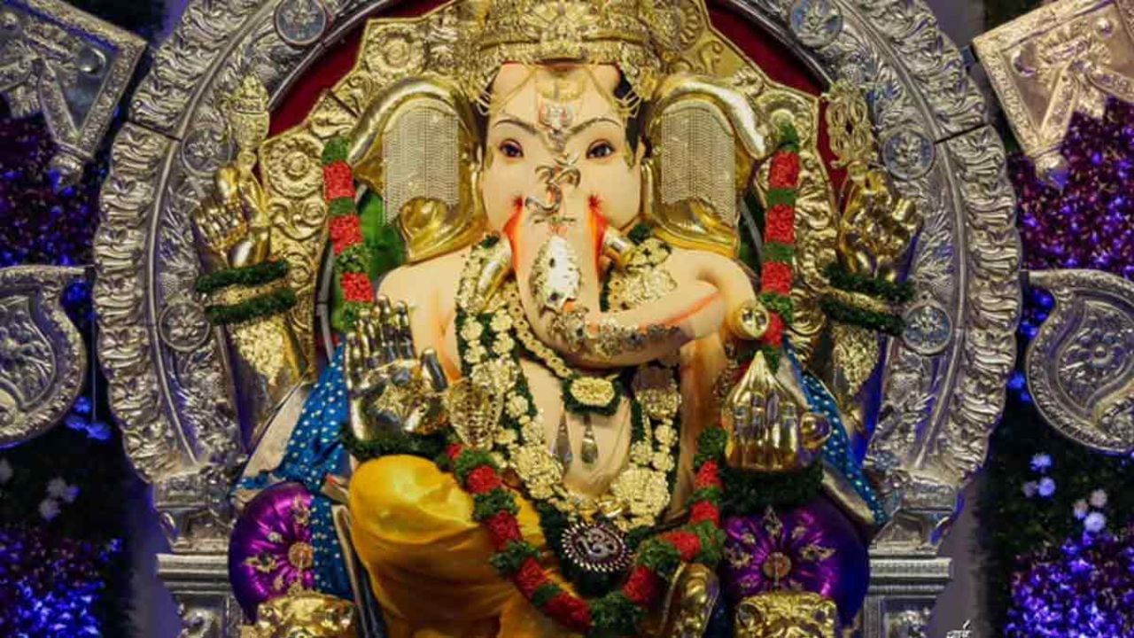 GSB ગણેશ ઉત્સવ તેની ઘણી અનોખી પરંપરાઓ અને ધાર્મિક વિધિઓ માટે પ્રખ્યાત છે. તેમાં 'તુલાભાર' જેવી પ્રાચીન હિન્દુ વિધિનો સમાવેશ થાય છે જેમાં વ્યક્તિને તેમની પસંદગીની ખાદ્ય વસ્તુઓથી તોલવામાં આવે છે અને પછી આ વસ્તુઓ દાનમાં આપવામાં આવે છે. આ ખાદ્ય વસ્તુઓનો ઉપયોગ મહાપ્રસાદ બનાવવા માટે થાય છે. બીજી એક અનોખી વિધિ 'મધસ્થાન' છે જેમાં લોકો કેળાના પાંદડા પર વેચાતા ખોરાક સાથે પાછા ફરે છે, જેને આશીર્વાદ માનવામાં આવે છે. ભગવાન ગણપતિની સવારની પૂજા પછી પંડાલમાં નારિયેળ તોડવાની પરંપરા છે, આ તૂટેલા નારિયેળ ભક્તોને પ્રસાદ તરીકે આપવામાં આવે છે.