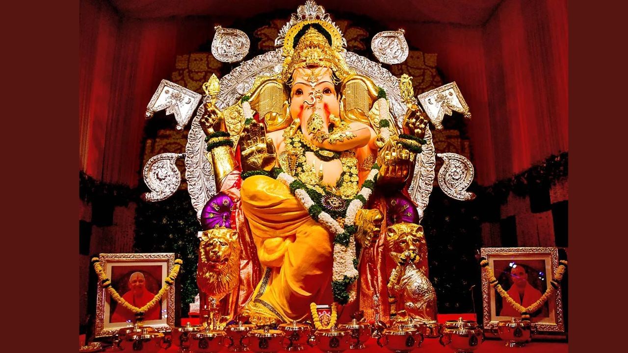 ​મુંબઈના કિંગ્સ સર્કલ સ્થિત GSB સેવા મંડળે આ વર્ષે ગણેશોત્સવ માટે 474.46 કરોડ રૂપિયાનો વીમો લીધો છે, જે અત્યાર સુધીનો સૌથી મોટો વીમો છે. ગયા વર્ષે આ વીમો 400 કરોડ રૂપિયા હતો અને 2023માં તે 360.40 કરોડ રૂપિયા થશે. વીમા રકમમાં વધારાનું કારણ સોના અને ચાંદીના દાગીનાના ભાવમાં વધારો અને નવા પૂજારીઓ અને સ્વયંસેવકોનો સમાવેશ હોવાનું કહેવાય છે. આ વીમો ન્યૂ ઈન્ડિયા ઈન્સ્યોરન્સ કંપની દ્વારા કરવામાં આવ્યો છે.