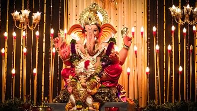 ગણેશ ચતુર્થી, જેને વિનાયક ચતુર્થી અને ગણેશ ઉત્સવ તરીકે પણ ઓળખવામાં આવે છે, તે દર વર્ષે ભારતમાં ખૂબ જ ધામધૂમથી ઉજવવામાં આવે છે. પરંતુ તેનું સૌથી વધુ મહત્વ મુંબઈમાં છે, એવું કહેવાય છે કે ગણેશ ચતુર્થી મુંબઈથી જ શરૂ થઈ હતી, અહીં ગણપતિ આગમનનો અલગ જ ઉત્સાહ જોવા મળે છે. લાલબાગના રાજાથી લઈને બોલીવુડના ગણપતિ સુધી, ગણેશ ચતુર્થી નિમિત્તે, સામાન્ય લોકો જ નહીં પરંતુ બોલીવુડ સ્ટાર્સ પણ ગણેશ જીની મૂર્તિને તેમના ઘરે લાવે છે.