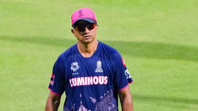 IPLની આગામી સિઝન પહેલા સતત ઘણા આશ્ચર્યજનક ફેરફારો થઈ રહ્યા છે. રાજસ્થાન રોયલ્સમાં સૌથી મોટો અને નવીનતમ ફેરફાર જોવા મળ્યો છે. IPLના પ્રથમ ચેમ્પિયન રાજસ્થાન રોયલ્સના મુખ્ય કોચ રાહુલ દ્રવિડે પોતાના પદ પરથી રાજીનામું આપી દીધું છે. રાજસ્થાન અને દ્રવિડે પરસ્પર સંમતિથી આ નિર્ણય લીધો છે. 