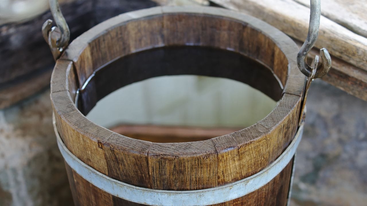 જો પૈસાની અછત હોય અથવા આર્થિક સ્થિતિ તંગ હોય, તો વાસણમાં વરસાદનું પાણી એકત્રિત કરો. વરસાદ પછી, જ્યારે સૂર્ય નીકળે, ત્યારે પાણી ભરેલા વાસણને તડકામાં મુકો . આ પછી, ભગવાનનું સ્મરણ કરીને, આ પાણીને કોઈ ઝાડમાં વેડી દો.