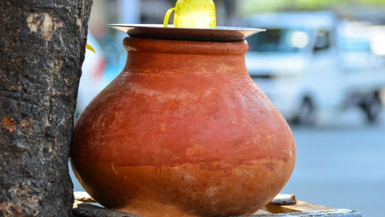 જો સખત મહેનત કર્યા પછી પણ આર્થિક સ્થિતિમાં કોઈ સુધારો ન થાય અથવા પૈસા પાણીની જેમ ખર્ચ થાય, તો તમે તેના માટે આ ઉપાય કરી શકો છો. જ્યારે વરસાદ શરૂ થાય છે, ત્યારે બહાર માટીનો વાસણ રાખો. જ્યારે વાસણ વરસાદના પાણીથી ભરેલું હોય, ત્યારે તેને ઘરની ઉત્તર દિશામાં અથવા ઉત્તર-પૂર્વ દિશામાં એટલે કે ઈશાન કોણની મધ્યમાં રાખો. આનાથી પૈસાનો ખર્ચ ઓછો થાય છે.