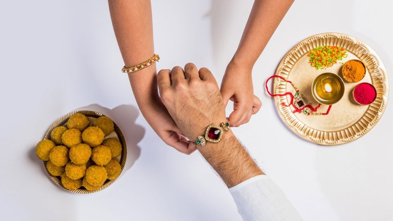 ભગવાન ઉપરાંત, તમે તમારા ગુરુ અથવા કોઈપણ શિક્ષકને પણ રાખડી બાંધી શકો છો કારણ કે ગુરુ તમારા જીવનમાંથી અંધકાર દૂર કરે છે અને તમને સાચો માર્ગ બતાવે છે.