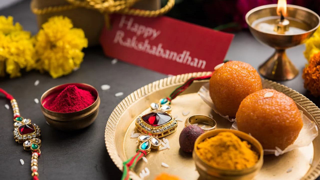 જે બહેનને ભાઈ ના હોય તેમણે શું કરવું? જો કોઈ બહેનને ભાઈ ન હોય, તો તેણે ભગવાન શ્રીકૃષ્ણને રાખડી બાંધવી જોઈએ. સનાતન પરંપરામાં પણ એવું કહેવામાં આવે છે કે પહેલી રાખડી તમારા દેવતાને અર્પણ કરવી જોઈએ. આવી સ્થિતિમાં, તમે સંપૂર્ણ શ્રદ્ધા સાથે તમારા ઘરમાં રાખેલા બાંકે બિહારી અથવા લડ્ડુ ગોપાલને રાખડી બાંધી શકો છો. આમ કરવાથી, તેઓ તમારું રક્ષણ કરશે અને આખું વર્ષ સુખ અને સૌભાગ્ય પ્રદાન કરશે.