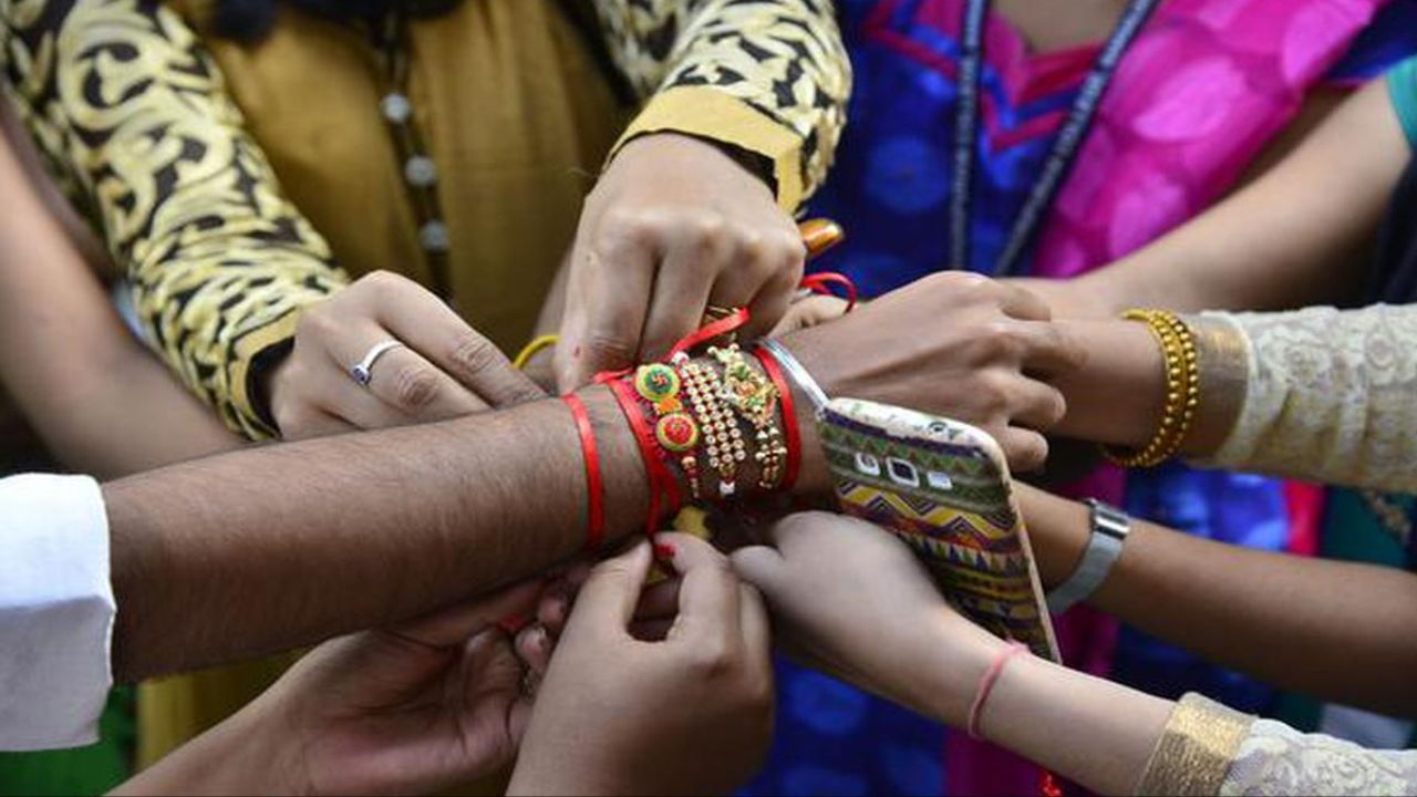 ભગવાન ઉપરાંત, તમે તમારા ગુરુ અથવા કોઈપણ શિક્ષકને પણ રાખડી બાંધી શકો છો કારણ કે ગુરુ તમારા જીવનમાંથી અંધકાર દૂર કરે છે અને તમને સાચો માર્ગ બતાવે છે.