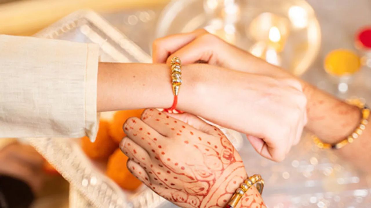 રક્ષાબંધનના દિવસે, તમે શ્રદ્ધા અને જીવન સાથે જોડાયેલા પવિત્ર છોડને રાખડી બાંધી શકો છો અને તેમના આશીર્વાદ મેળવી શકો છો. જો તમારી પાસે ભાઈ ન હોય, તો તમે પીપળ, વડ, શમી, તુલસી, બેલ, કેળા વગેરે જેવા વૃક્ષો પર રાખડી બાંધી શકો છો અને સુખ અને સૌભાગ્ય માટે પ્રાર્થના કરી શકો છો.