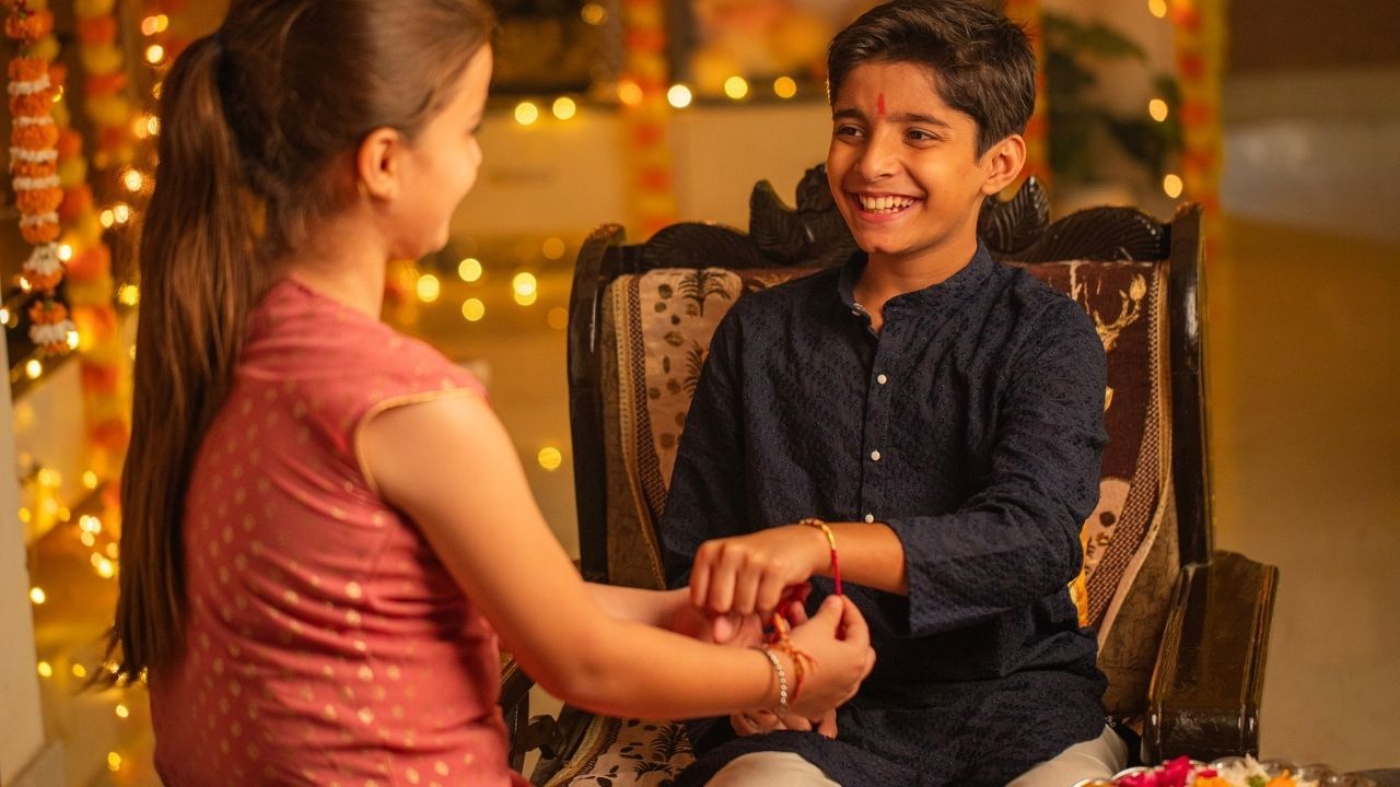 ભાઈ અને બહેનનો સંબંધ ખૂબ જ પવિત્ર અને કિંમતી છે. આ પ્રેમાળ સંબંધ વર્ષમાં રક્ષાબંધન તહેવારના દિવસે ઉજવવામાં આવે છે. આ દિવસે બહેનો ભાઈના કાંડા પર રક્ષાસૂત્ર બાંધે છે.(Credits: Getty Images)