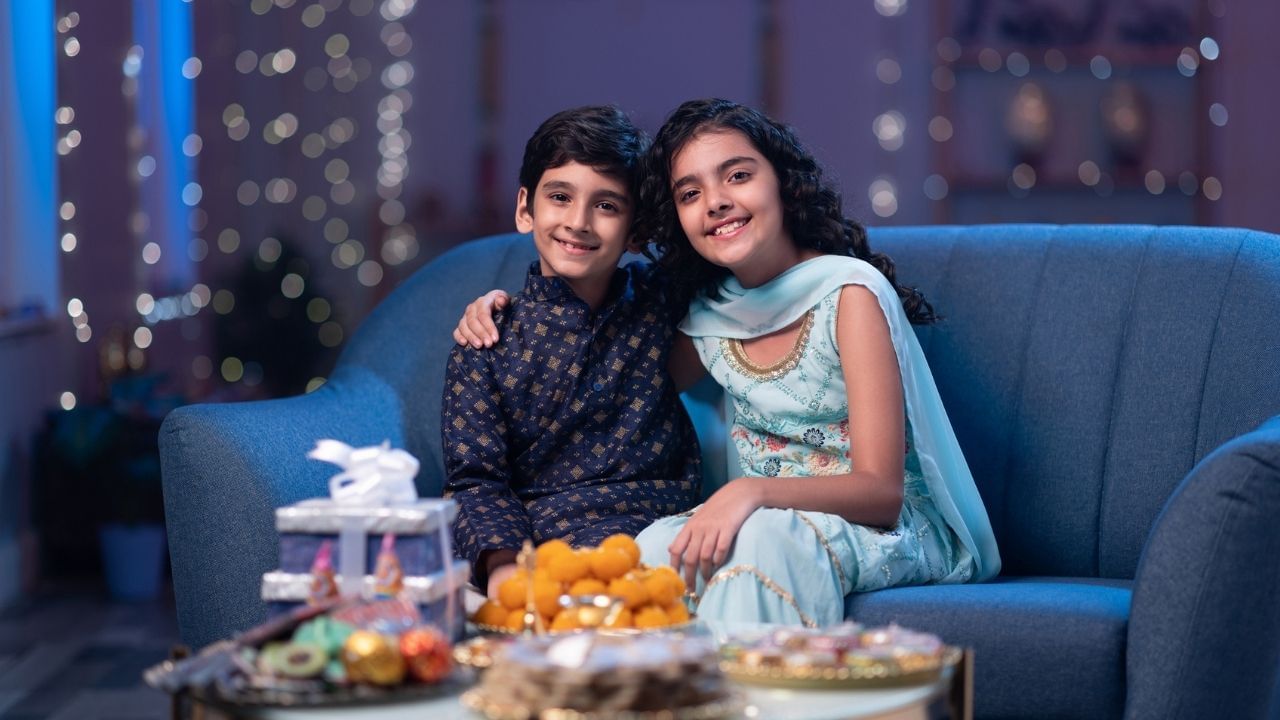 બહેને રાખડી બાંધતી વખતે કેટલી ગાંઠ બાંધવી જોઈએ? એવું માનવામાં આવે છે કે રાખડી બાંધતી વખતે બહેને રાખડીમાં 3 ગાંઠ બાંધવી જોઈએ. 3 ગાંઠ બાંધવા પાછળ એક કારણ છે.(Credits: Getty Images)