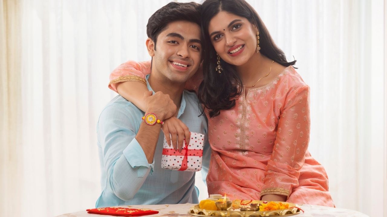 શાસ્ત્રોમાં કહેવામાં આવ્યું છે કે આ ત્રણ ગાંઠ 3 મહત્વપૂર્ણ બાબતોનું પ્રતીક છે. પહેલી ગાંઠ સુખ, સમૃદ્ધિ, લાંબા આયુષ્યનું પ્રતીક છે, બીજી ગાંઠ પ્રેમ, વિશ્વાસનું પ્રતીક છે, ત્રીજી ગાંઠ ગૌરવનું પ્રતીક છે, સત્યના માર્ગ પર ચાલો અને તમારી બહેનને ટેકો આપો.(Credits: Getty Images)