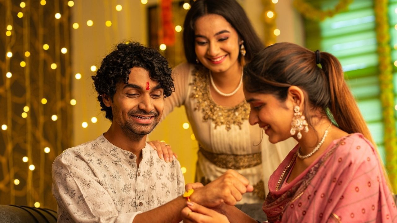 તે જ સમયે, ઘણી બહેનો રાખડી બાંધતી વખતે 5 ગાંઠ પણ બાંધે છે. આ 5 ગાંઠ પંચતત્વને સમર્પિત છે. રાખડી ખૂબ જ શ્રદ્ધાથી બાંધવી જોઈએ અને ભાઈ અને પરિવારની સુખાકારી માટે ભગવાનને પ્રાર્થના કરવી જોઈએ. (Credits: Getty Images)