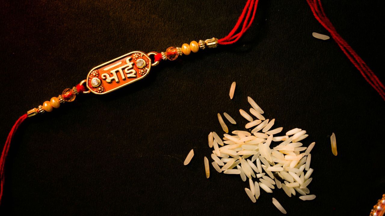 રાખડી બાંધતી વખતે, આ મંત્રનો ચોક્કસપણે જાપ કરો, "ઓમ યેન બદ્ધો બલી રાજા દાનવેન્દ્ર મહાબલઃ। દસ ત્વામપી બધનામી રક્ષા મા ચલ મા ચલ." (નોંધ: આ સમાચારમાં આપવામાં આવેલી માહિતી ધાર્મિક માન્યતાઓ અને સામાન્ય માહિતી પર આધારિત છે. TV9 ભારતવર્ષ તેની પુષ્ટિ કરતું નથી.) (Credits: Unsplash)