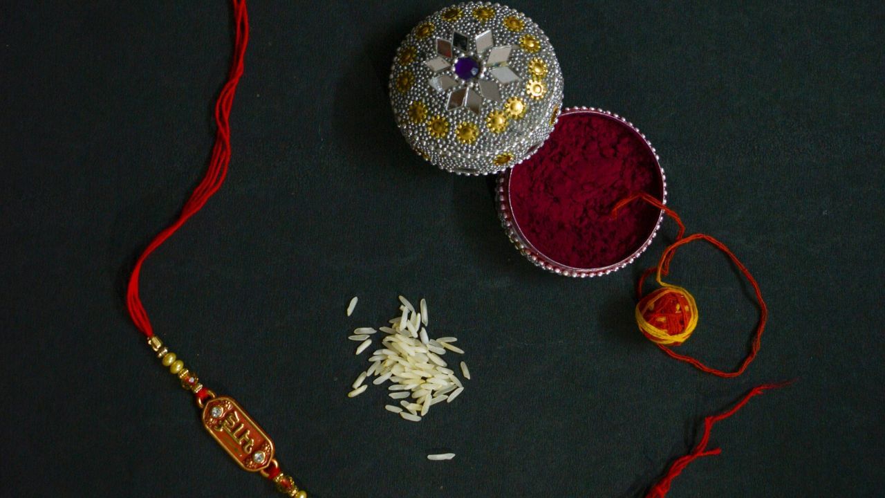 વર્ષ 2025 માં, રક્ષાબંધનનો તહેવાર 9 ઓગસ્ટ, શનિવારે ઉજવવામાં આવશે. આ દિવસે બહેનો રાખડી બાંધે છે અને ભાઈના લાંબા આયુષ્ય અને સારા સ્વાસ્થ્યની કામના કરે છે. પરંતુ રાખડી બાંધતી વખતે ઘણી બાબતોનું ધ્યાન રાખવું જરૂરી છે.(Credits: Getty Images)