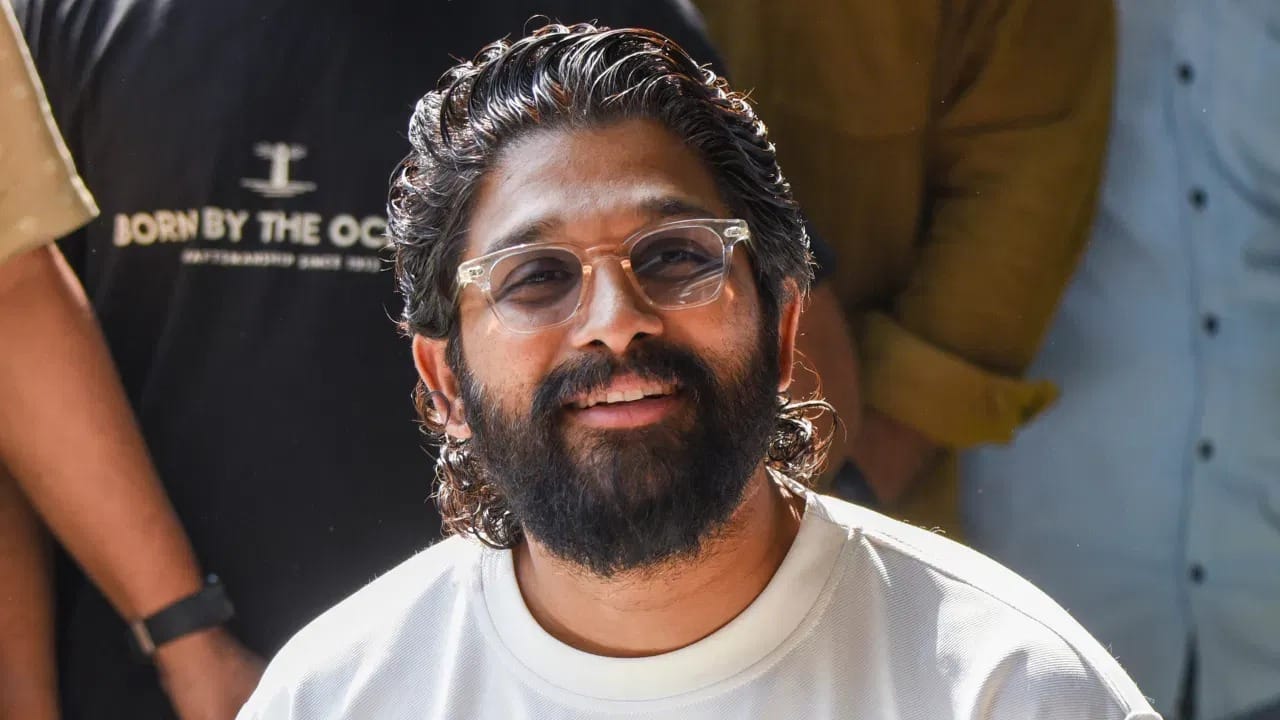 એવું કહેવાય છે કે અભિનેતા અલ્લુ અર્જુન શરૂઆતમાં એક અભિનેત્રી સાથે પ્રેમમાં હતા. આ અભિનેત્રીનું નામ નેહા શર્મા છે. તેણીએ 2007 માં રિલીઝ થયેલી ફિલ્મ 'ચિરુથા' થી તેલુગુ સિનેમામાં ડેબ્યૂ કર્યું હતું. આ પછી, તે બોલીવુડ ફિલ્મ 'ક્રૂક' થી પ્રખ્યાત થઈ. તે સમયે એવી વાતો ચાલી રહી હતી કે નેહા અને અલ્લુ અર્જુન એકબીજાને પ્રેમ કરતા હતા. એવું પણ કહેવાય છે કે અલ્લુ અર્જુન તેની સાથે લગ્ન કરવા જઈ રહ્યા હતા.