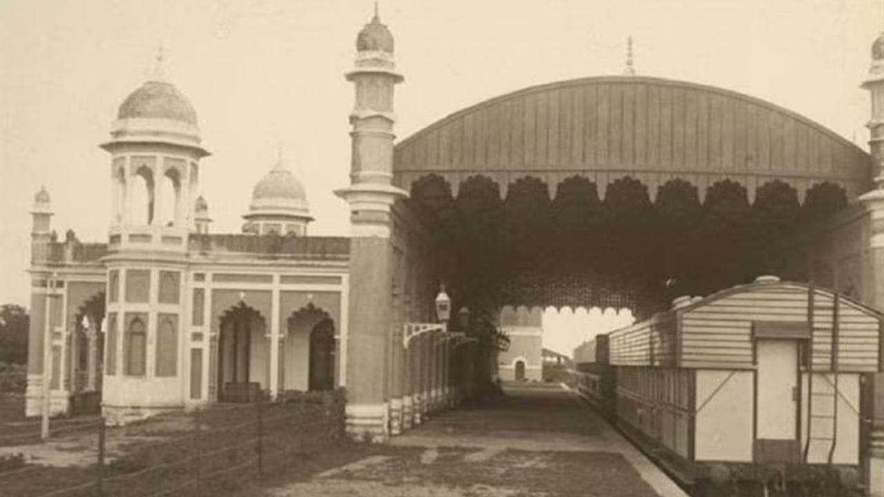 તમે પહાડો થી લઈને જંગલ સુધી, રણપ્રદેશથી લઈને મેદાનો સુધી દેશના ખૂણે ખૂણે આજે અનેક ટ્રેન દોડી રહી છે. પરંતુ એક ટ્રેન એવી પણ છે કે જે સીધી મહેલ સુધી લઈ જાય છે. આ શાહી ટ્રેનનો રસ્તો રામપુર મહેલની અંદર આવેલો છે.