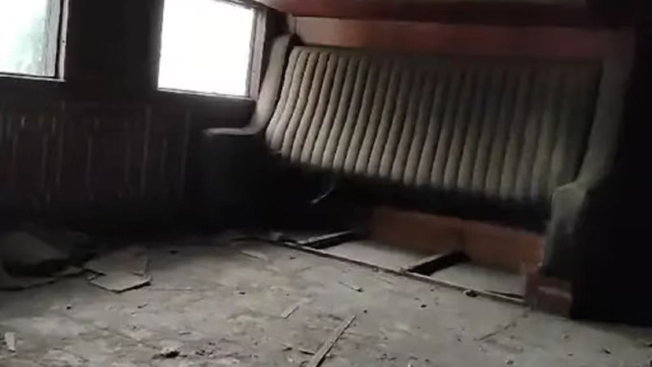 રામપુરના નવાબ એટલા અમીર હતા તે તેમણે તેમના માટે પ્રાઈવેટ રેલવે લાઈન નખાવી હતી. ટ્રેન તેમના મહેલ સુધી આવતી હતી. મહેલનું એક પોતાનું એક રેલવે સ્ટેશન પણ હતુ જ્યાંથી તેમની ટ્રેનો ચાલતી હતી. રામપુર રિયાસતના 9માં નવાબ હામિદ અલી ખાને તેમના મહેલમાં પ્રાઈવેટ રેલવે સ્ટેશન બનાવ્યુ હતુ. મિલક થી રામપુર વચ્ચે 40 કિલોમીટરની લાંબી રેલવે લાઈન બિછાવી હતી.