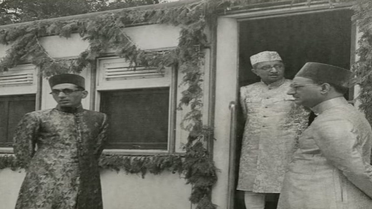 નવાબે આ રેલવે સ્ટેશન પર દોડાવવા માટે વર્ષ 1925માં બરોડા સ્ટેટ રેલ બિલ્ડર્સ પાસે 4 કોચની ટ્રેન બનાવડાવી હત. ટ્રેનનુંં નામ સૈલુન રાખવામાં આવ્યુ હતુ. આ તેમની ખુદની પર્સનલ ટ્રેન હતી. જેમા રાજાની જરૂરિયાતની તમામ ચીજવસ્તુઓ રહેતી. આ ટ્રેનમાં બેડરૂમથી લઈને ડાઈનિંગ રૂમ પણ હતી. કિચન અને મનોરંજનના સાધનો પણ ઉપલબ્ધ હતા. ચાર કોચવાળી આ ટ્રેનમાં નવાબની સાથોસાથ તેમના સેવાદારો જેવા ગાર્ડ્સ, નોકર-ચાકર, રસોઈયા વગેરે માટે વ્યવસ્થા કરવામાં આવી હતી.