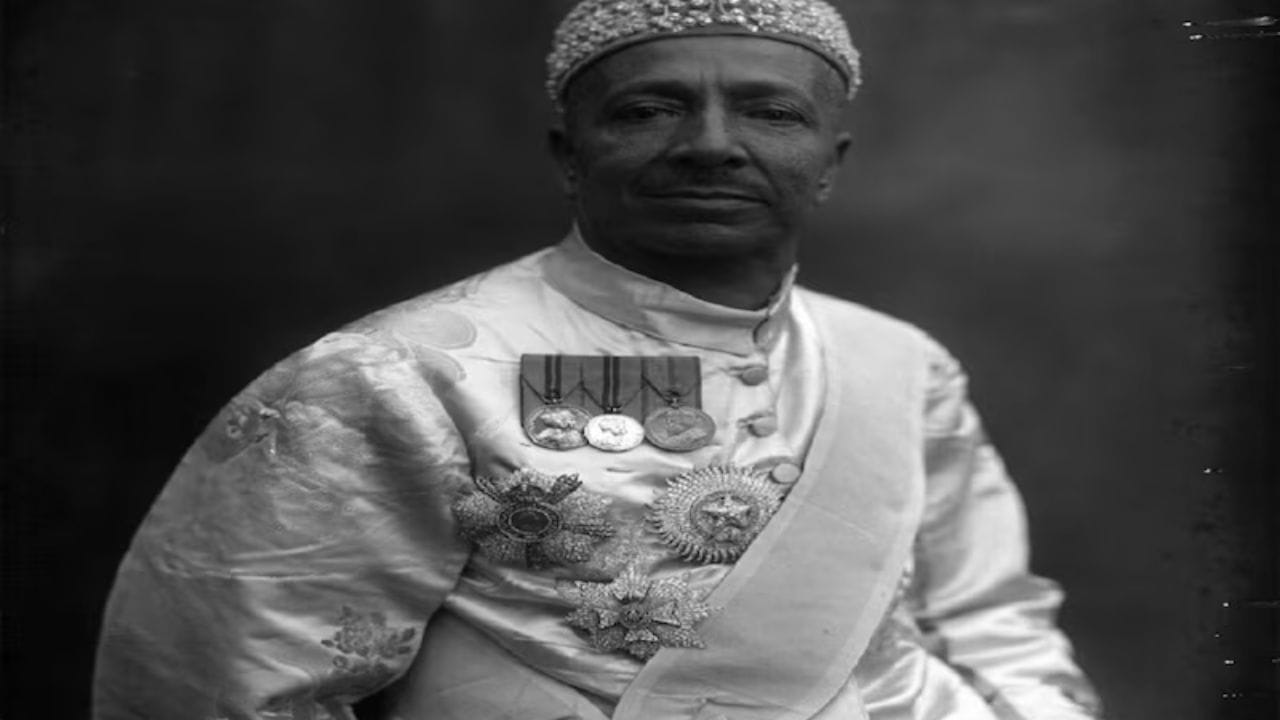 રામપુરના નવાબ જ્યારે પણ યાત્રા માટે બહાર જતા ત્યારે તેઓ પોતાની ટ્રેનમાં મુસાફરી કરતા હતા. આ ટ્રેનમાં મુસાફરી કરતા પહેલા તેમણે સરકારને તેની જાણ કરવી પડતી હતી. નવાબ પાસેથી માહિતી મેળવ્યા પછી, તેમની ટ્રેનને સંબંધિત ટ્રેન સાથે જોડી દેવામાં આવતી હતી. જેના દ્વારા તેઓ મુસાફરી કરતા હતા. આઝાદી પછી પણ, તેમણે તેમની ખાનગી ટ્રેન દ્વારા મુસાફરી શરૂ રાખી હતી. બાદમાં, સુરક્ષા કારણોસર, તેમણે આ યાત્રા બંધ કરવી પડી.