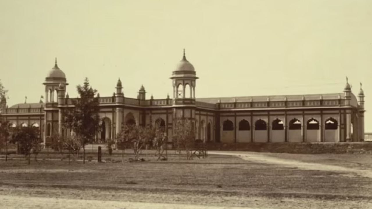 ભાગલા પછી, નવાબ સાહેબે તેમની ટ્રેનની મદદથી લોકોને પાકિસ્તાન જવા માટે મદદ કરી. 1954 માં, તેમણે તેમની ટ્રેનના બે કોચ સરકારને આપ્યા. બાકીના બે કોચ તેમણે પોતાની પાસે રાખ્યા, પરંતુ તેમના મૃત્યુ પછી, તેમના 'સલૂન' ની ચમક ઝાંખી પડી ગઈ. ધીમે ધીમે તેમનું રેલવે સ્ટેશન પણ બંધ થઈ ગયું. આજે પણ, તેમની ટ્રેન રામપુર મહેલમાં પડી છે. દરવાજા અને બારીઓ બંધ છે. લોકો તેને જોવા માટે આવતા હતા. લોકોએ આ રેલવે સ્ટેશનનું નામ નવાબ રેલવે સ્ટેશન રાખ્યું. કોર્ટ સર્વેમાં, આ રેલવે સ્ટેશનની કિંમત 113 કરોડ રૂપિયાથી વધુ હોવાનો અંદાજ હતો.