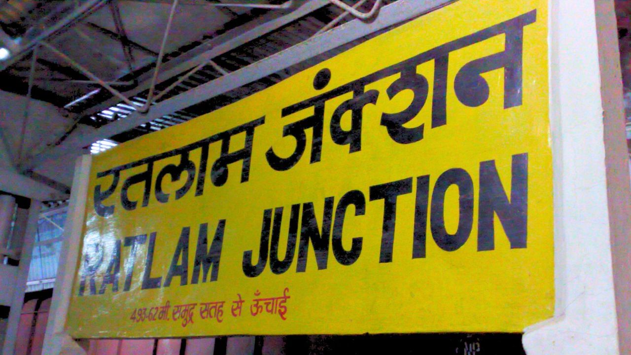 17મી સદીમાં મોગલ સમ્રાટ શાહજહાંના સમયમાં રાજપૂત યોદ્ધા રત્નસિંહ રાઠોડને આ વિસ્તાર પર જાગીર મળી. રત્નસિંહે પોતાની રાજધાની અહીં સ્થાપી અને ગઢ-કિલ્લો, બજારો અને રહેણાંક વિસ્તારો વિકસાવ્યા.રતલામ તે સમયે મોગલ દરબાર સાથે મજબૂત સૈનિક અને રાજકીય જોડાણ ધરાવતું હતું. (Credits: - Wikipedia)