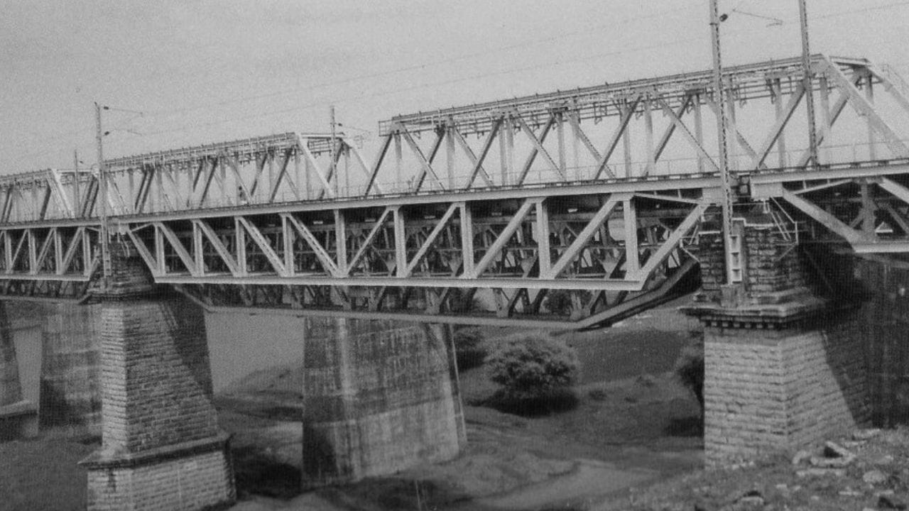 18મી સદીમાં મરાઠા સત્તાનો પ્રભાવ વધતા રતલામ તેમના નિયંત્રણમાં આવ્યું. 1819માં બ્રિટિશ ઈસ્ટ ઈન્ડિયા કંપની સાથે સંધિ થઈ, અને રતલામ બ્રિટિશ સંરક્ષિત રજવાડું બન્યું.આ સમયમાં રતલામ રજવાડું 13 તલુકાઓમાં વહેંચાયેલું હતું અને તેનું શાસન સિંહાસન પર બેઠેલા રાઠોડ રાજવંશે જાળવી રાખ્યું. (Credits: - Wikipedia)