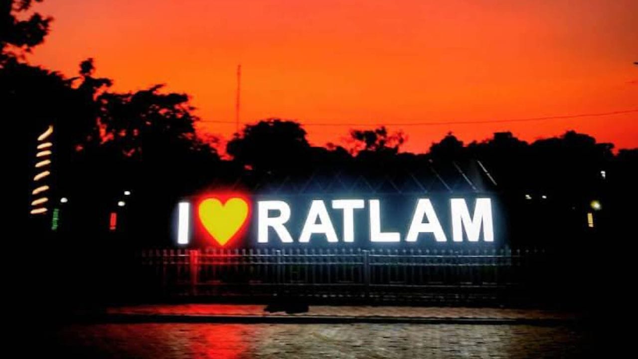 19મી સદી દરમિયાન, જ્યારે મુઘલ શાસકો મધ્યપ્રદેશના વિસ્તારમાં પ્રવાસ કરી રહ્યા હતા, ત્યારે તેમને ભૂખ લાગી અને સેવિયાં જેવી કોઈ વાનગી ખાવાની ઈચ્છા થઈ. પરંતુ તે સમયના આ વિસ્તારમાં ઘઉં ઉપલબ્ધ ન હતા. રતલામ વિસ્તારમાં તે સમયે ભીલ સમાજનો પ્રભાવ હતો, તેથી મુઘલોને માટે ક્રિસ્પી નાસ્તો તૈયાર કરવાની જવાબદારી ભીલ જાતિને સોંપવામાં આવી. ઘઉંના અભાવે, ભીલોએ ચણાના લોટનો ઉપયોગ કરીને આ નાસ્તો બનાવ્યો. કહેવાય છે કે શરૂઆતમાં તેને “ભીલ સેવ” તરીકે ઓળખવામાં આવતું, પરંતુ સમય જતાં આ નાસ્તો “રતલામી સેવ” નામથી પ્રખ્યાત બન્યો. (Credits: - Wikipedia)