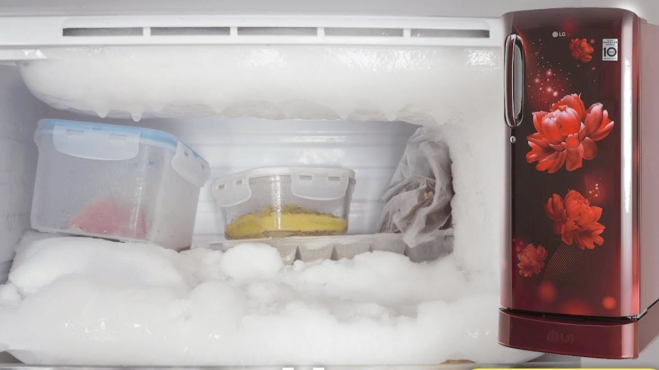 એવું નથી કે રેફ્રિજરેટરને સતત ચાલુ રાખવું જોઈએ. તમારે દર બે અઠવાડિયામાં એકવાર રેફ્રિજરેટરને ડિફ્રોસ્ટ કરવું જોઈએ અથવા સાફ કરવું જોઈએ. આમ કરવાથી, રેફ્રિજરેટરમાં બરફ જામવાની સમસ્યા થતી નથી અને રેફ્રિજરેટર પણ સાફ થાય છે, જેનાથી રેફ્રિજરેટરમાં રાખેલો ખોરાક સ્વચ્છ રહે છે. આવી સ્થિતિમાં, તમારે એસીની જેમ સમયાંતરે રેફ્રિજરેટરને સાફ કરતા રહેવું જોઈએ.