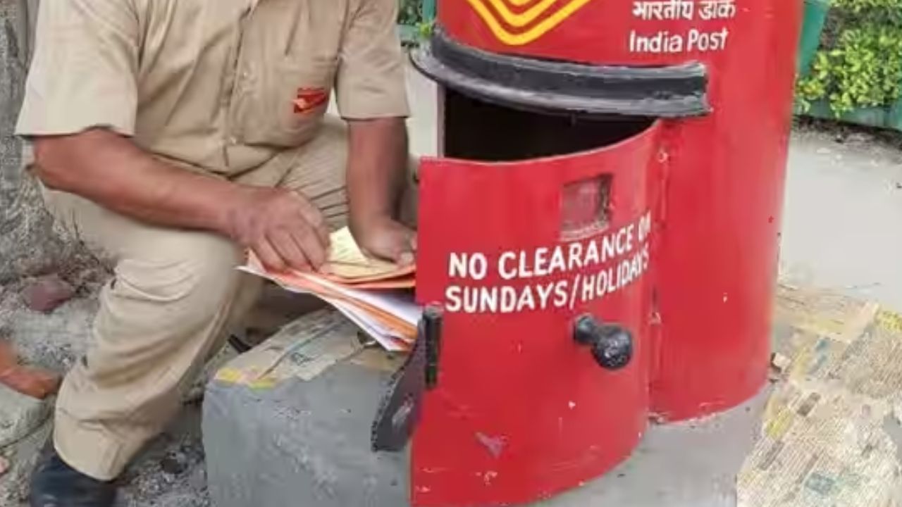 સામાન્ય લોકો પર શું અસર પડશે તેની વાત કરવામાં આવે તો ટપાલ વિભાગ દ્વારા આ વિલીનીકરણ પછી, ટપાલ સેવા મોંઘી બનશે, જેના કારણે સામાન્ય નાગરિકો અને ખાસ કરીને ખેડૂતો, નાના વેપારીઓ અને ગ્રામીણ વિસ્તારોના લોકો માટે ટપાલ સેવાનો ખર્ચ વધશે, જેઓ સસ્તી ટપાલ સેવાઓ પર આધાર રાખે છે. સ્પીડ પોસ્ટ સેવાની કિંમત 50 ગ્રામ સુધી 41 રૂપિયાથી શરૂ થાય છે જ્યારે રજિસ્ટર્ડ પોસ્ટ 24.96 રૂપિયા અને દરેક વધારાના 20 ગ્રામ માટે 5 રૂપિયા છે, જેના કારણે તે સ્પીડ પોસ્ટ કરતા 20 થી 25% સસ્તી બને છે.