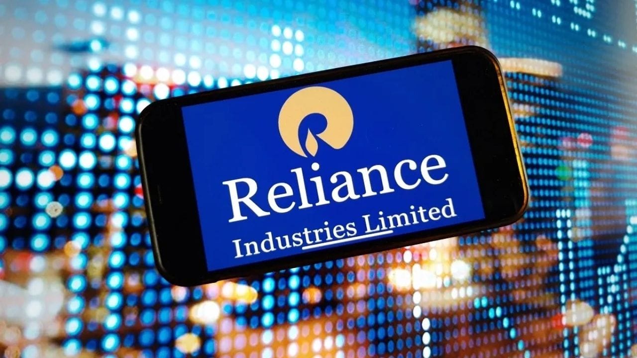 છેલ્લા ચાર વર્ષથી, રિલાયન્સની AGM પછી ફક્ત એક જ ટ્રેન્ડ રહ્યો છે અને તે છે શેરમાં ઘટાડો. 2024 AGMમાં પણ આ જ ટ્રેન્ડ ચાલુ રહ્યો છે. આ વર્ષની મીટિંગમાં, કંપનીએ Jio અને Reliance Retail ના રેવન્યુ અને EBITDA ને બમણું કરવાના લક્ષ્યાંક જેવી ભવિષ્યની બિઝનેસ યોજનાઓ વિશે જણાવ્યું હતું, પરંતુ કોઈ નવી કે આશ્ચર્યજનક જાહેરાત કરવામાં આવી ન હતી.